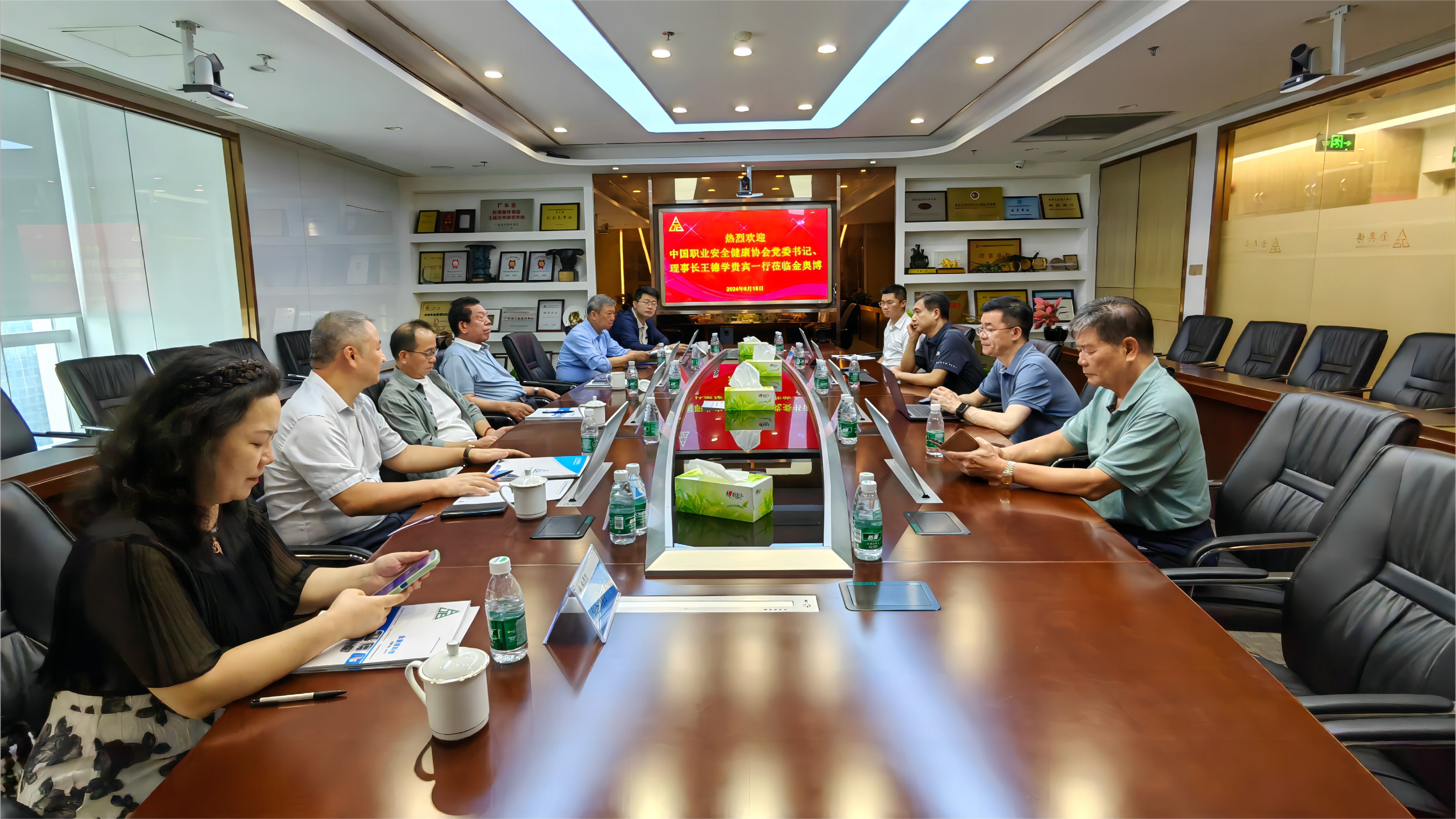 中國職業(yè)安全健康協(xié)會黨委書記、理事長王德學一行蒞臨金奧博開展工作調(diào)研 中國職業(yè)安全健康協(xié)會黨委書記、理事長王德學一行蒞臨金奧博開展工作調(diào)研